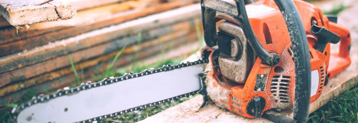 Motorsäge auf Holzbrettern